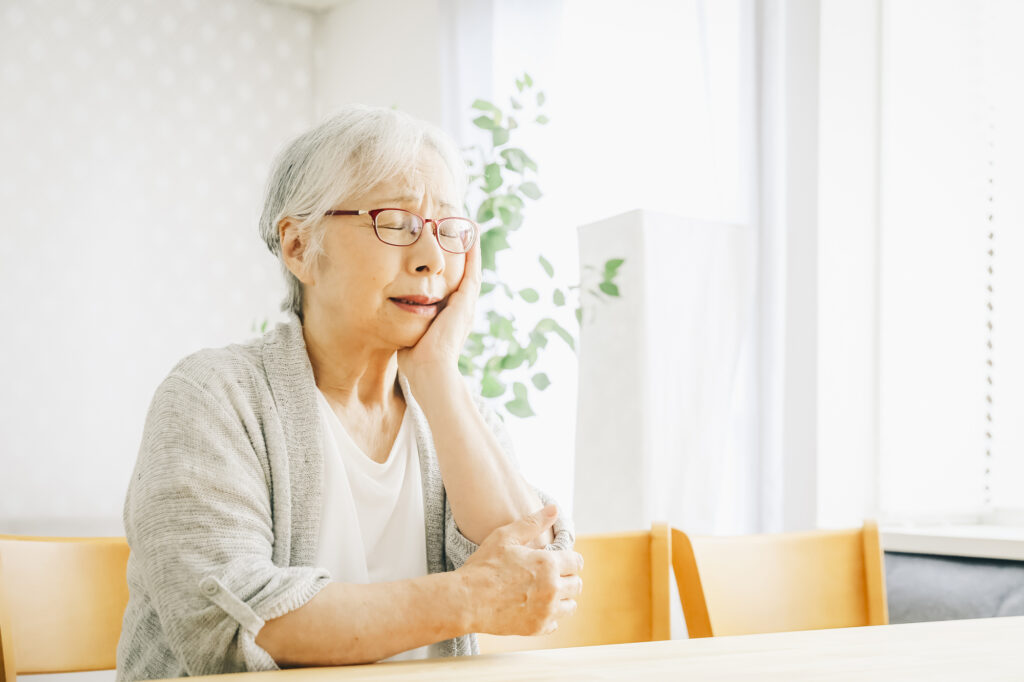 恵比寿デンタルクリニック東京｜ブログ｜歯周病の予防に効果的な食べ物ってあるの？｜歯周病の高齢女性のイメージ